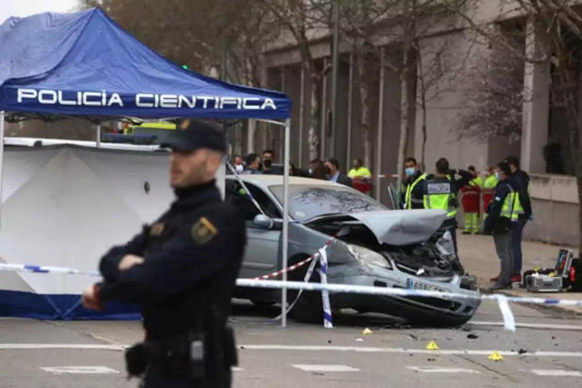 Policía Científica con el coche del fallecido en el tiroteo de San Blas