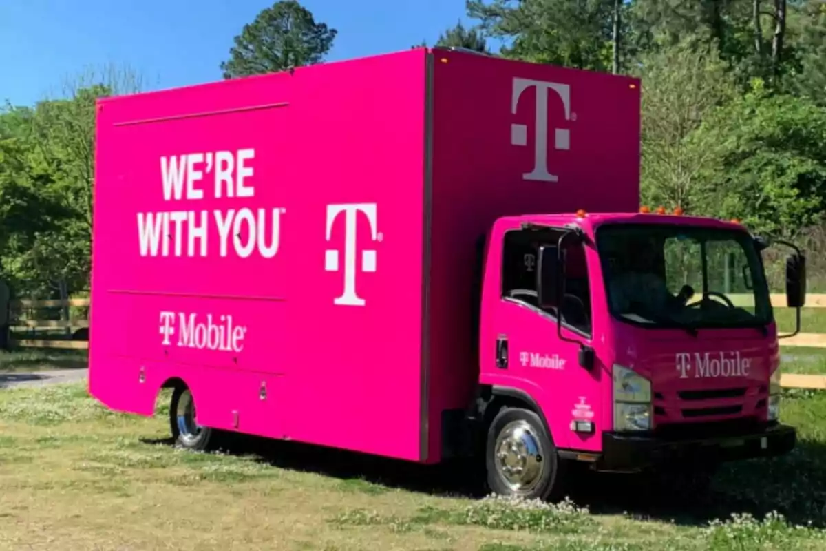Un camión de color rosa brillante con el logotipo de T-Mobile y el texto Un camión de color rosa brillante con el logotipo de T-Mobile y el texto