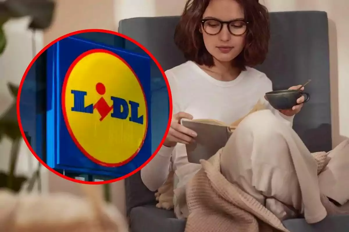 Una persona con gafas lee un libro mientras sostiene una taza, con un logotipo de supermercado en un círculo rojo superpuesto a la imagen.