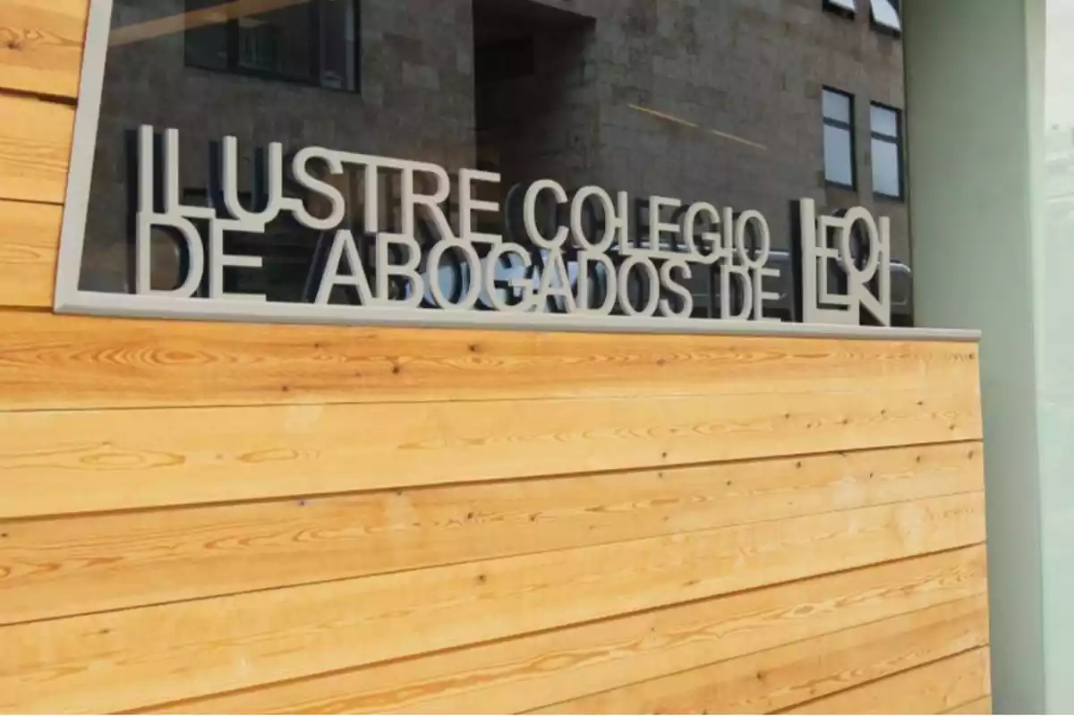 Letrero del Ilustre Colegio de Abogados de León enmarcado y sobre una pared de madera.