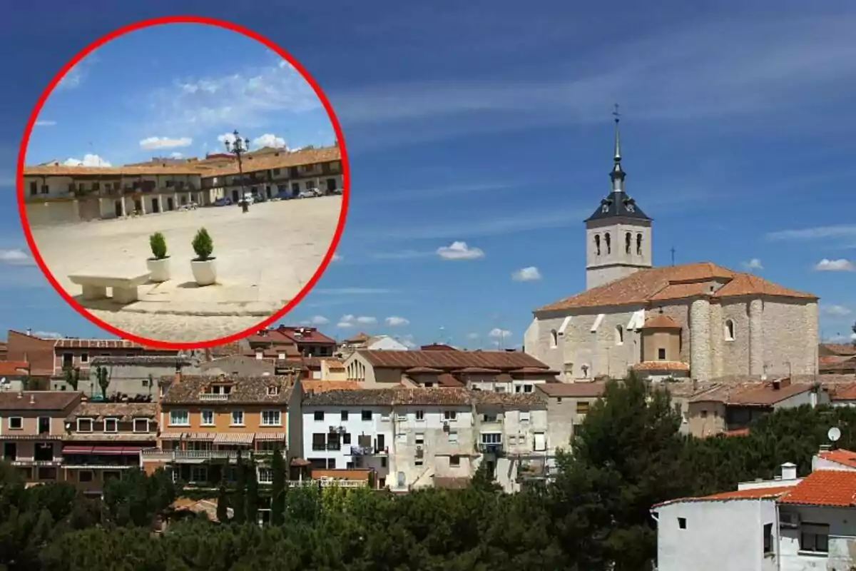 Vista panorámica de un pueblo con una iglesia destacada y un recuadro que muestra una plaza con bancos y macetas.