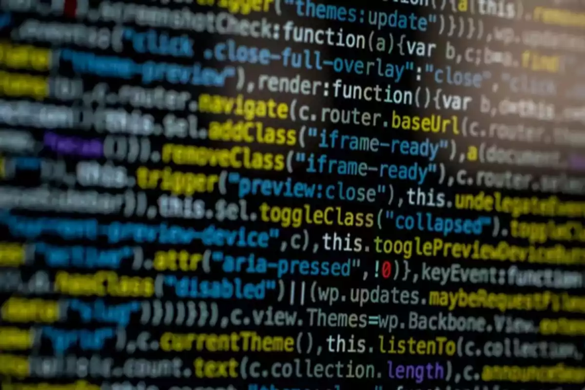 Líneas de código en una pantalla de computadora, mostrando texto en varios colores sobre un fondo oscuro.