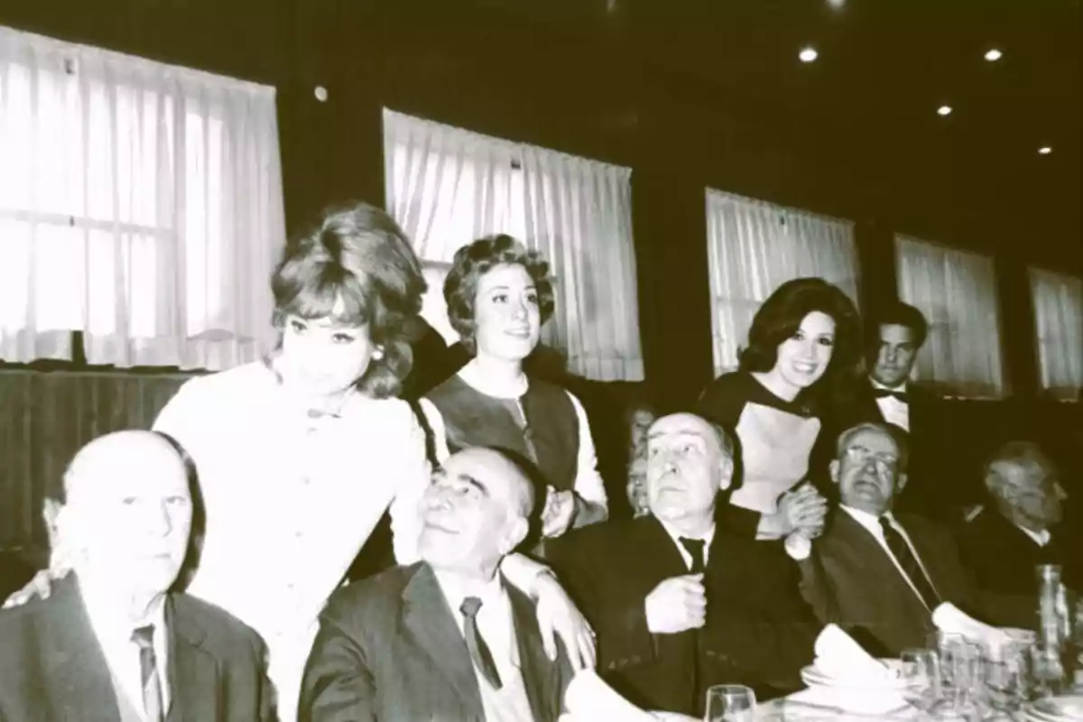 Un grupo de personas posando en una mesa durante un evento formal.