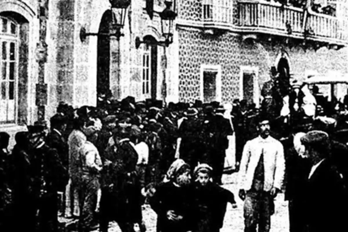 Una multitud de personas reunidas frente a un edificio antiguo.