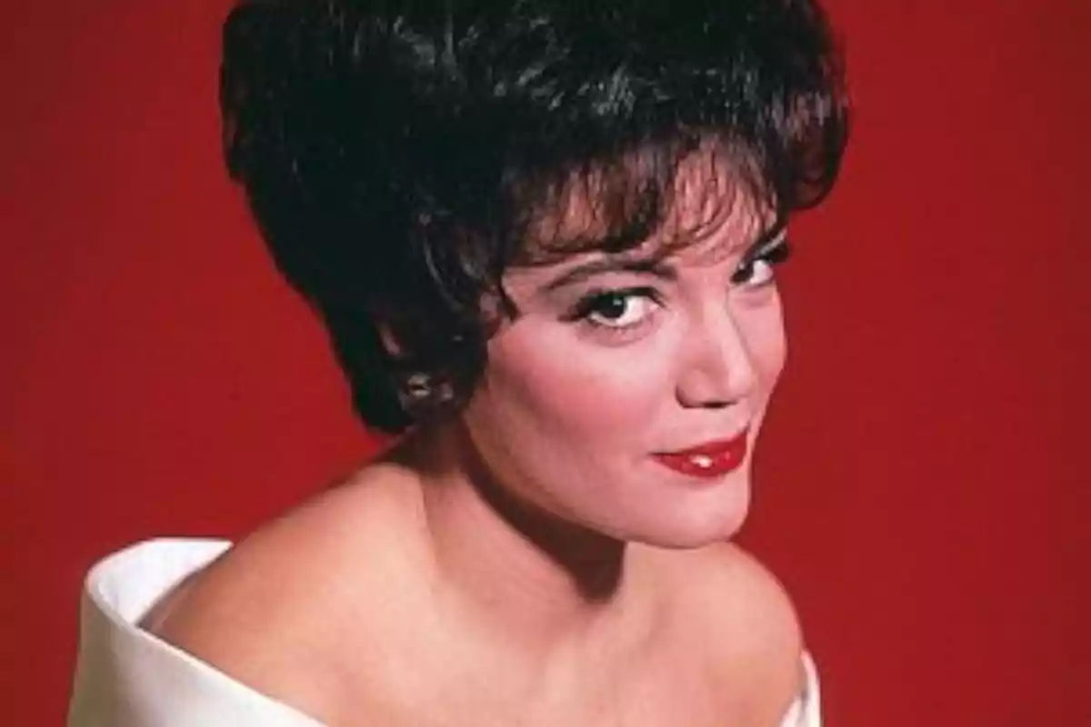 Mujer con cabello oscuro y corto, maquillaje elegante y fondo rojo. Mujer con cabello oscuro y corto, maquillaje elegante y fondo rojo.