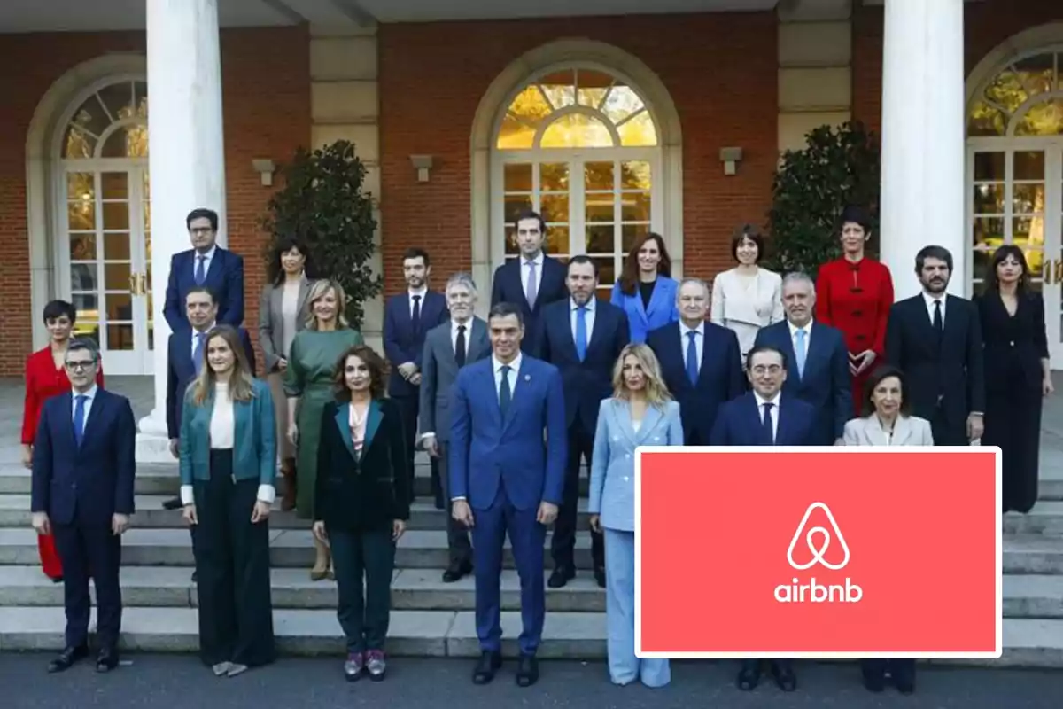 Un grupo de personas posando en las escaleras de un edificio con un logotipo de Airbnb superpuesto.