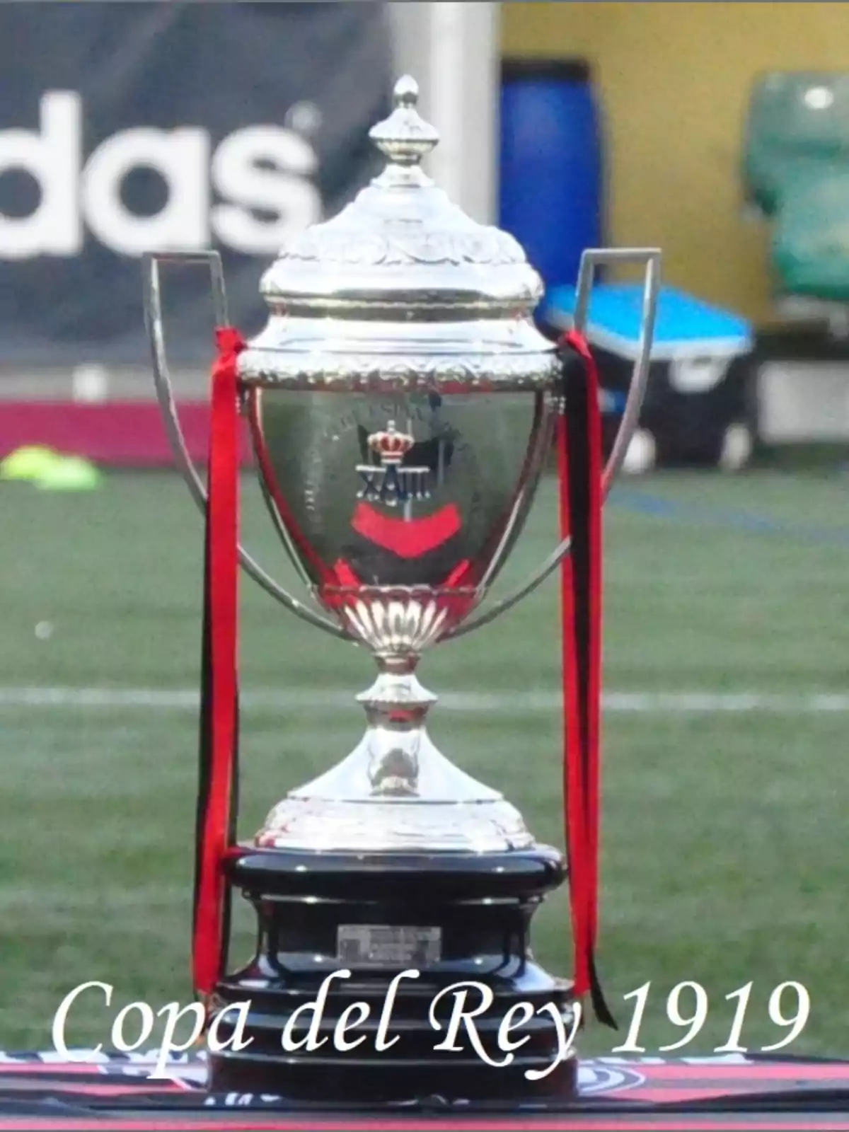 Trofeo de la Copa del Rey de 1919 en un campo de fútbol.