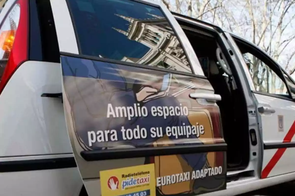 Un taxi con la puerta abierta mostrando un anuncio que dice "Amplio espacio para todo su equipaje".