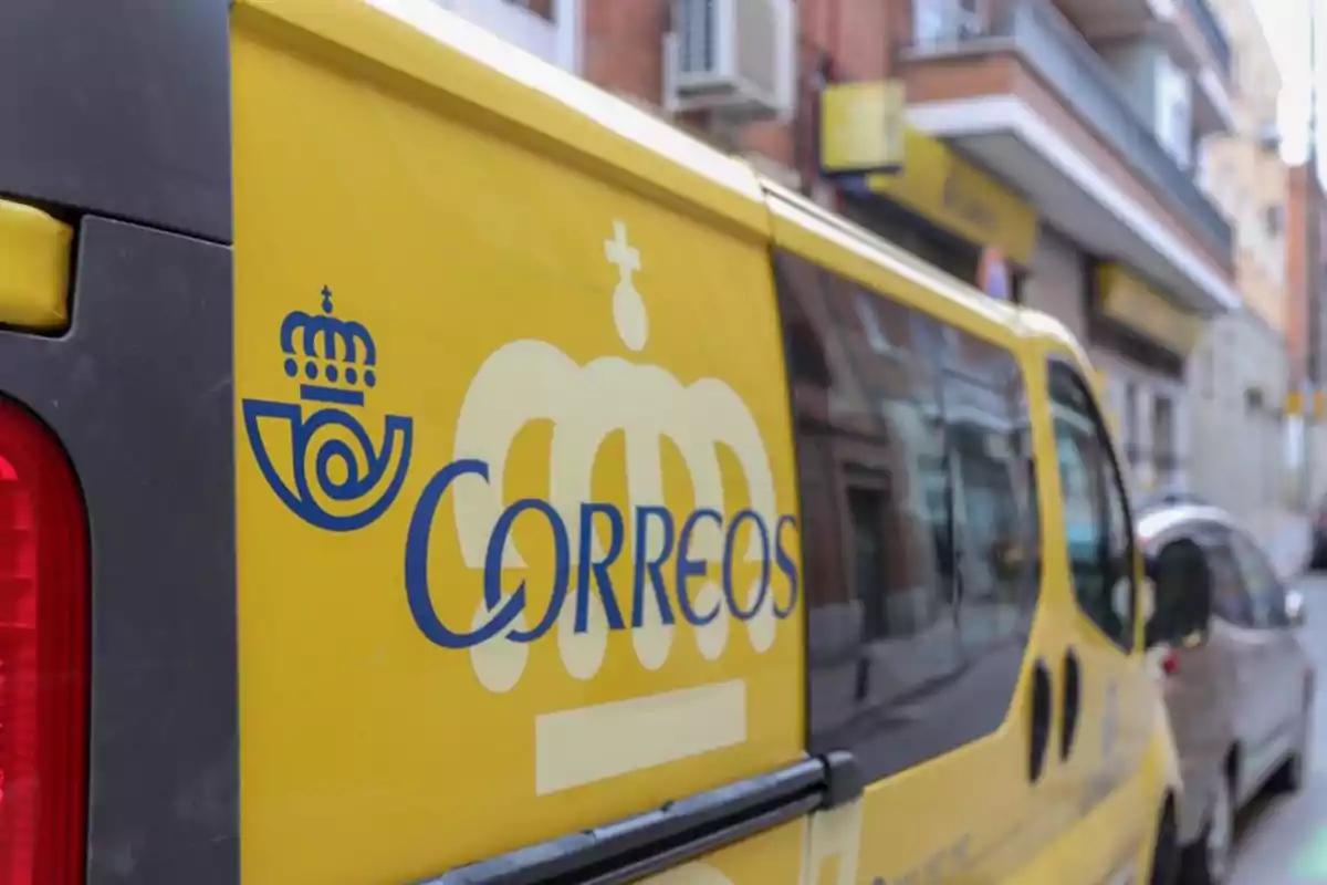 Furgoneta amarilla de Correos estacionada en una calle de ciudad Furgoneta amarilla de Correos estacionada en una calle de ciudad