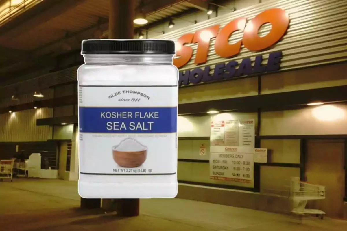 Un frasco grande de sal kosher en escamas de la marca Olde Thompson frente a la entrada de una tienda Costco iluminada por la noche Un frasco grande de sal kosher en escamas de la marca Olde Thompson frente a la entrada de una tienda Costco iluminada por la noche