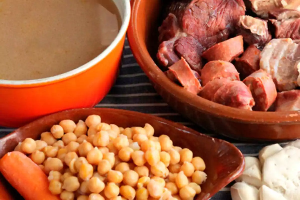 Platos de barro con garbanzos, carne y caldo, ingredientes típicos de un cocido. Platos de barro con garbanzos, carne y caldo, ingredientes típicos de un cocido.