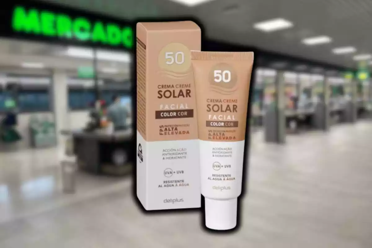 Caja y bote de crema solar de protección 50 con color de Deliplus sobre fondo de Mercadona desenfocado