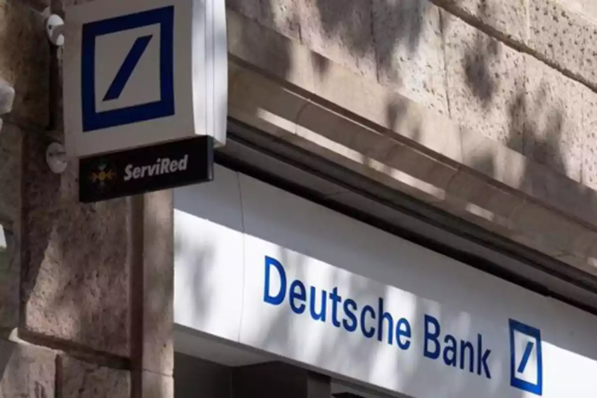 Un letrero de Deutsche Bank en la fachada de un edificio.