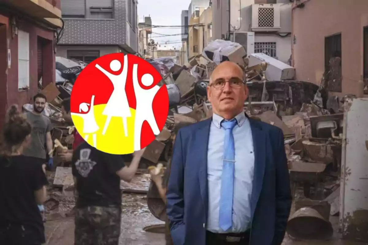 Un hombre con traje y corbata azul está de pie frente a una calle llena de escombros y basura, mientras varias personas trabajan en el fondo; un logotipo con figuras humanas estilizadas en rojo y amarillo está superpuesto en la imagen.