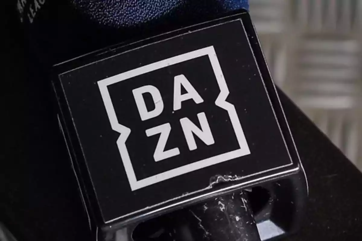 Un micrófono con el logotipo de DAZN en primer plano.