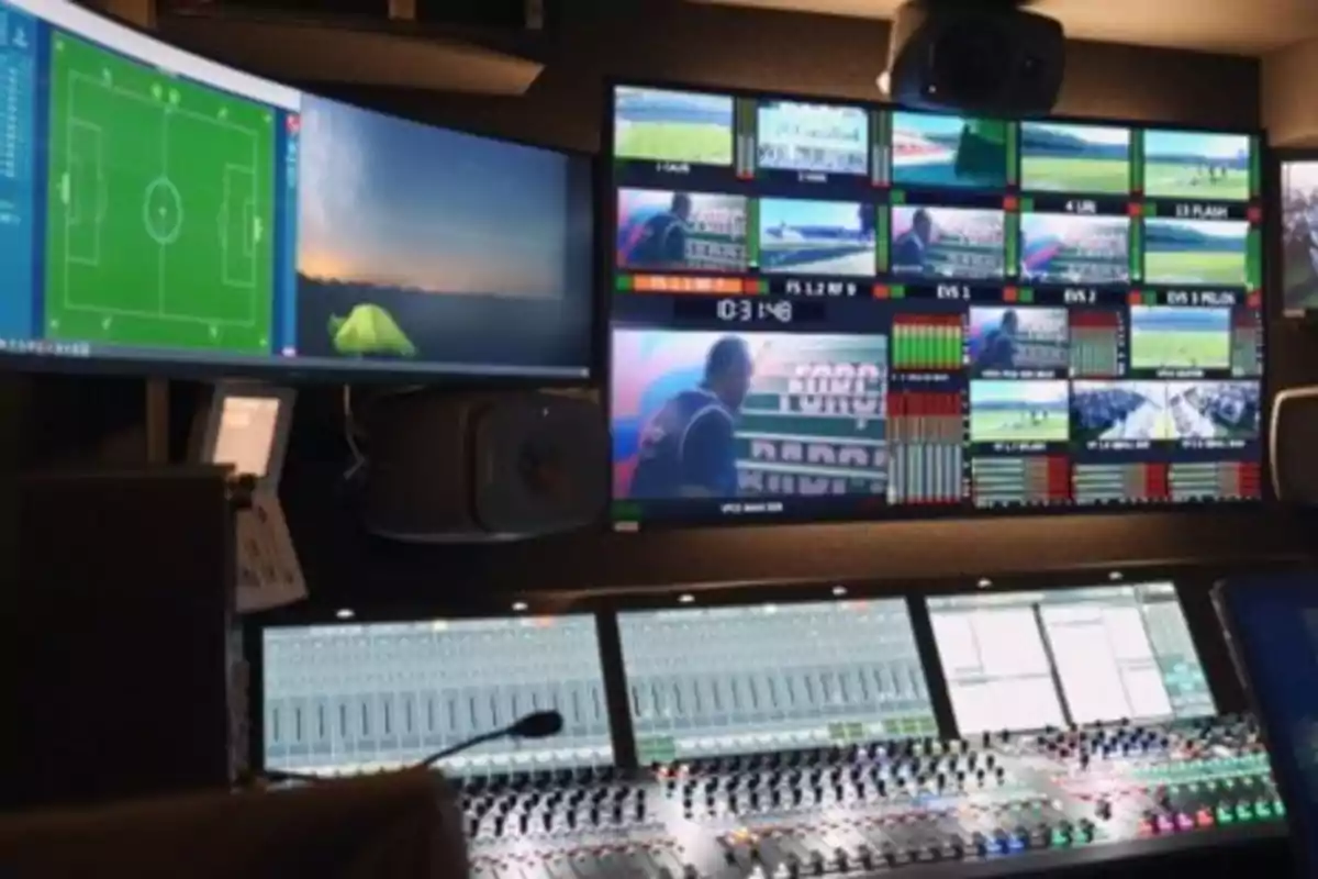 Una sala de control de producción de televisión con múltiples pantallas mostrando diferentes transmisiones y un panel de mezclas de audio.