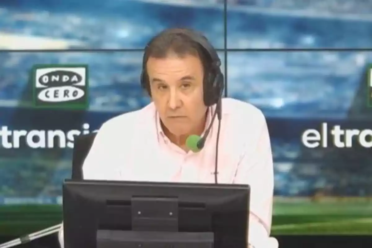 Un hombre con auriculares y micrófono está sentado frente a una pantalla en un estudio de radio. Un hombre con auriculares y micrófono está sentado frente a una pantalla en un estudio de radio.