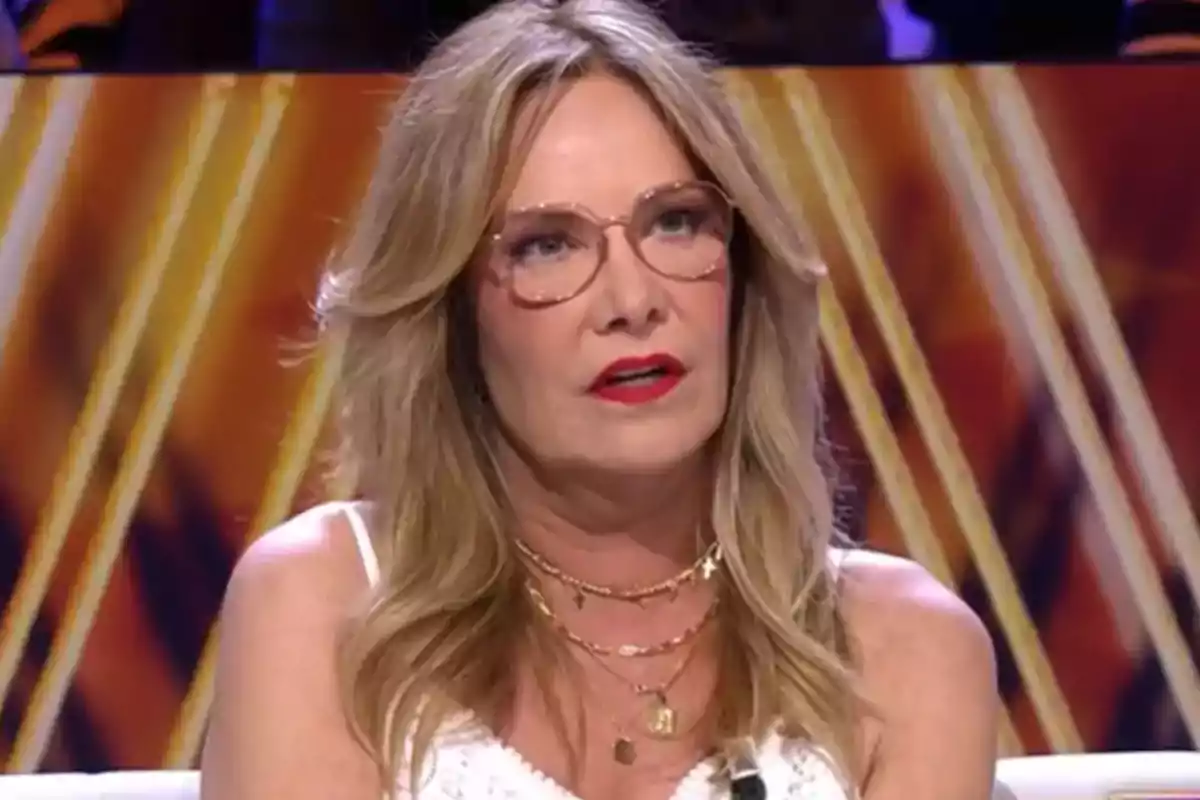 Belén Rodríguez está sentada en un plató de televisión con un fondo de colores cálidos. Belén Rodríguez está sentada en un plató de televisión con un fondo de colores cálidos.