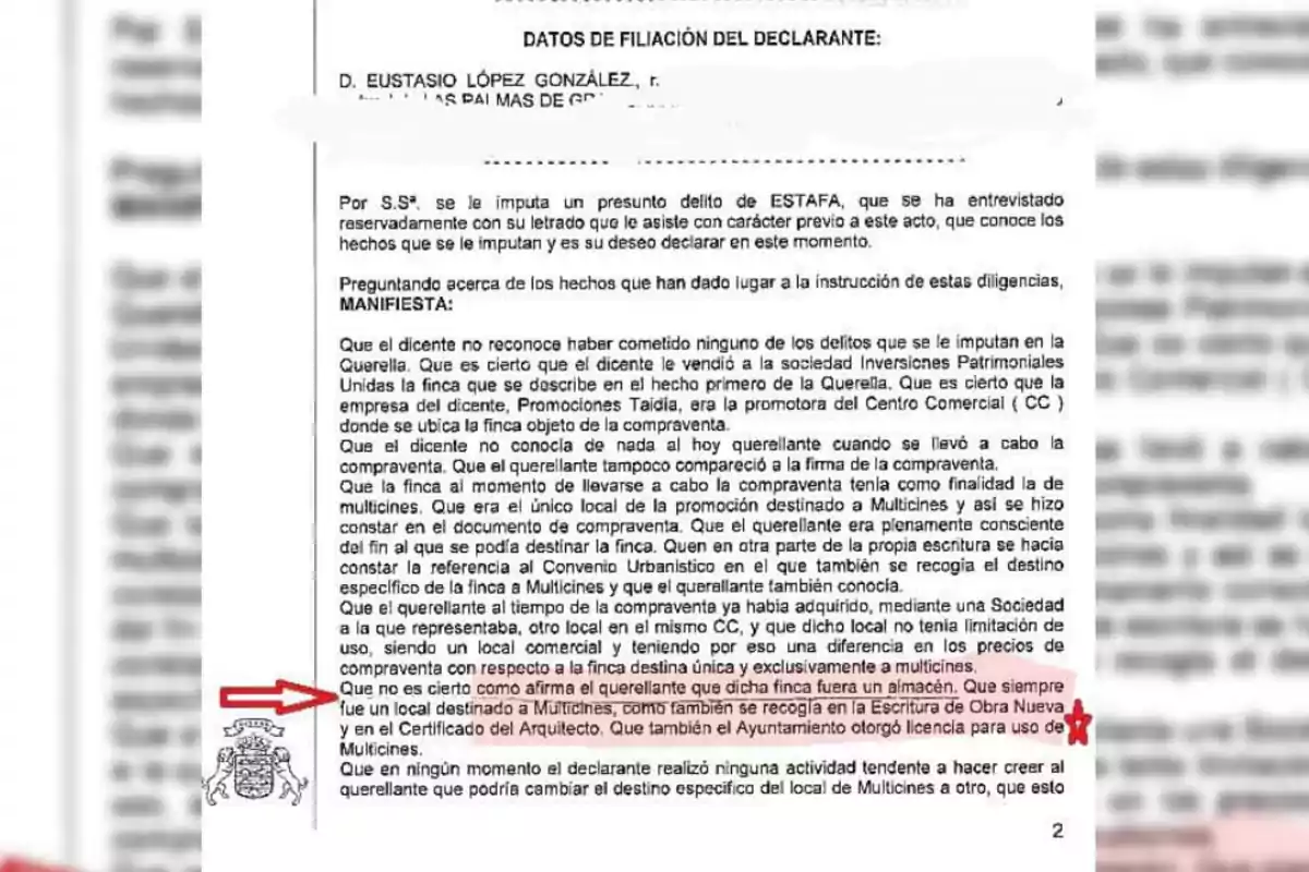 Documento legal en el que se detalla la declaración de Eustasio López González, quien es acusado de un presunto delito de estafa. En su declaración, manifiesta no reconocer los delitos imputados y explica que la finca vendida a Inversiones Patrimoniales Unidas estaba destinada a ser un local de multicines, como se especifica en la escritura y en el certificado del arquitecto. También menciona que el Ayuntamiento otorgó licencia para dicho uso y que en ningún momento realizó actividades que pudieran hacer creer al querellante que el destino del local cambiaría.