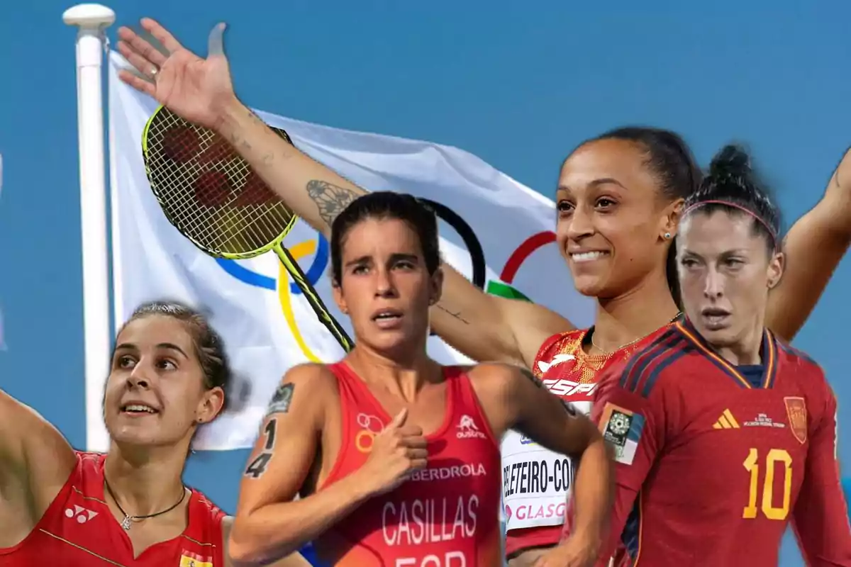 Un grupo de deportistas españolas de diferentes disciplinas posan frente a una bandera olímpica.