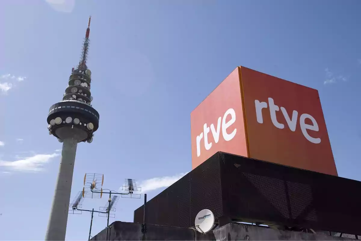 Torre de telecomunicaciones junto a un edificio con el logotipo de RTVE.