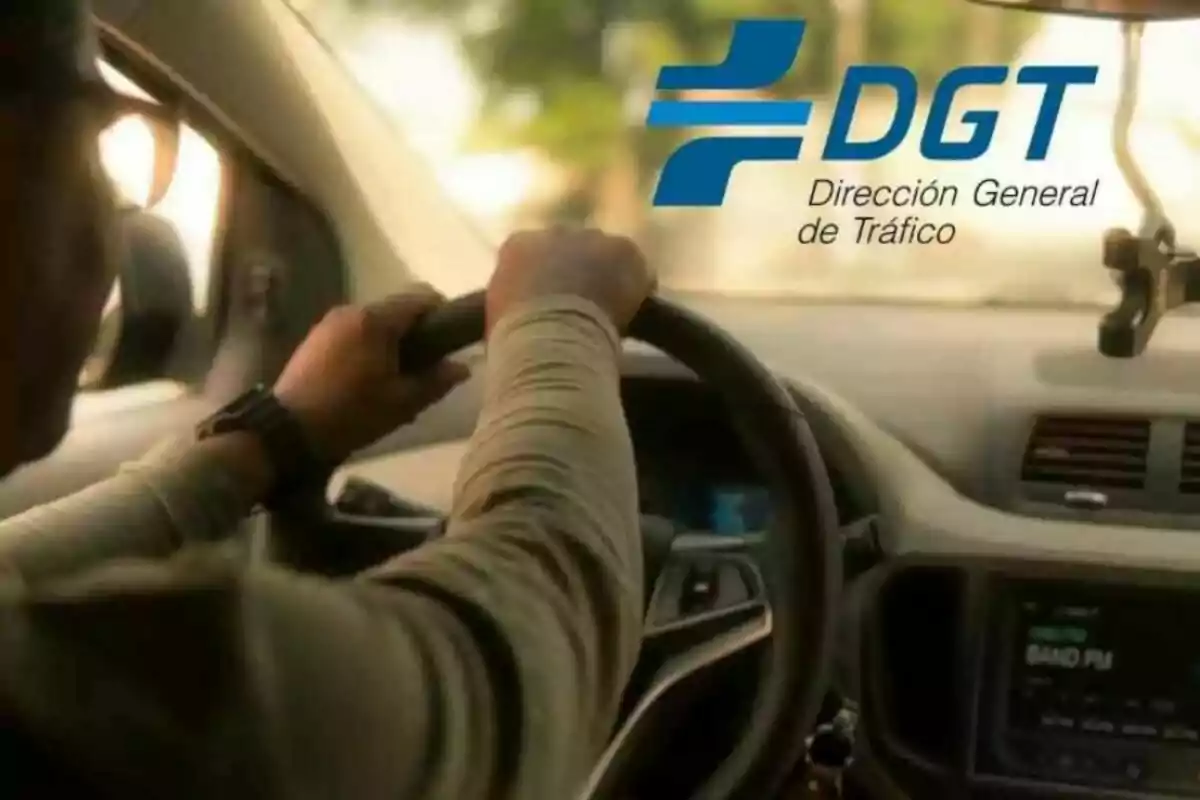 Persona conduciendo un automóvil con el logo de la Dirección General de Tráfico (DGT) en la esquina superior derecha.