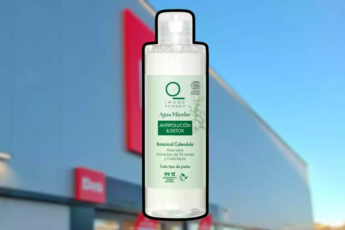 Botella de agua micelar antipolución y detox de la marca Image Naturals frente a la fachada de una tienda con letreros rojos. Botella de agua micelar antipolución y detox de la marca Image Naturals frente a la fachada de una tienda con letreros rojos.