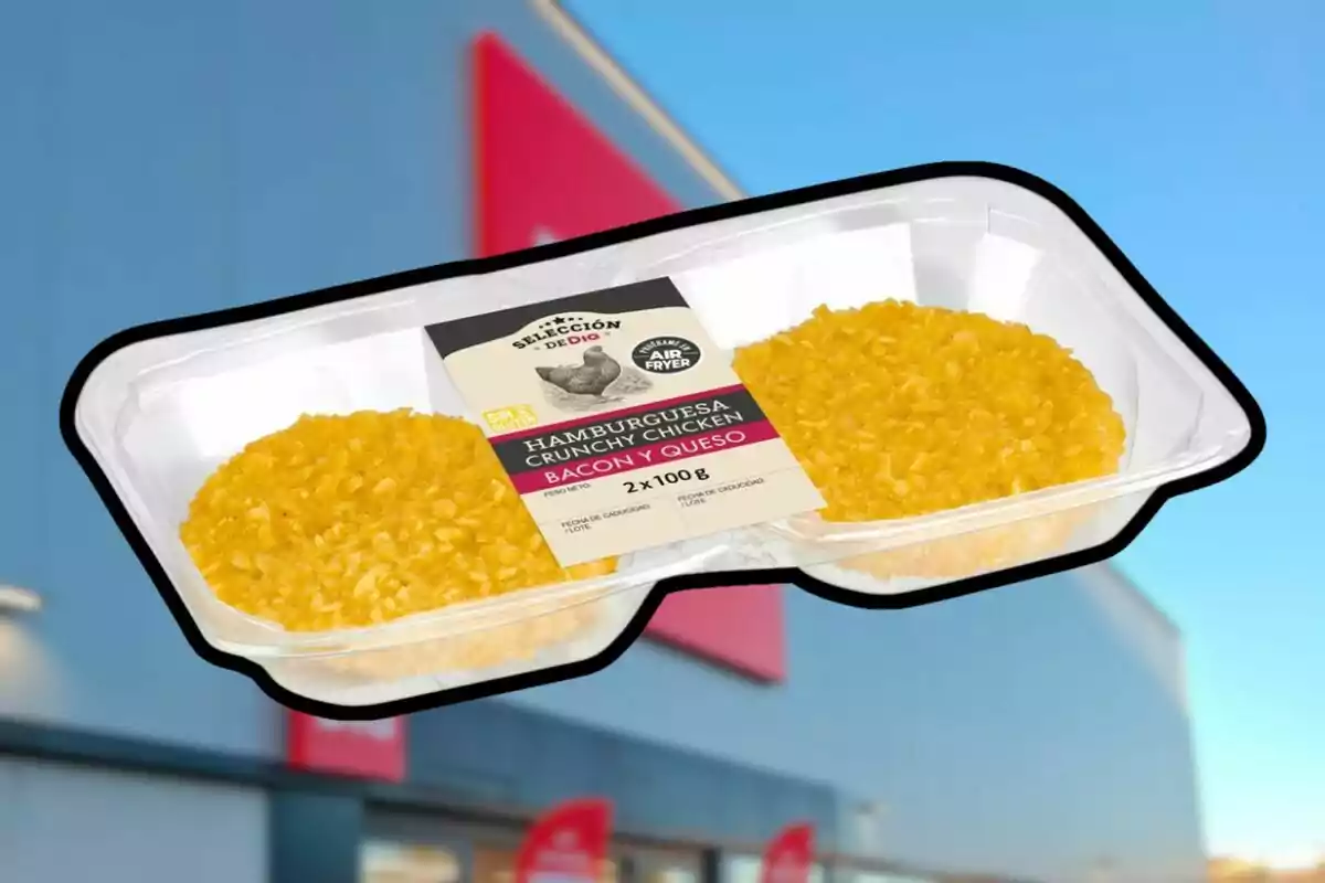 Un paquete de hamburguesas de pollo crujiente con bacon y queso de la marca Selección de Día, diseñado para freidora de aire, se muestra en un fondo borroso de un edificio. Un paquete de hamburguesas de pollo crujiente con bacon y queso de la marca Selección de Día, diseñado para freidora de aire, se muestra en un fondo borroso de un edificio.