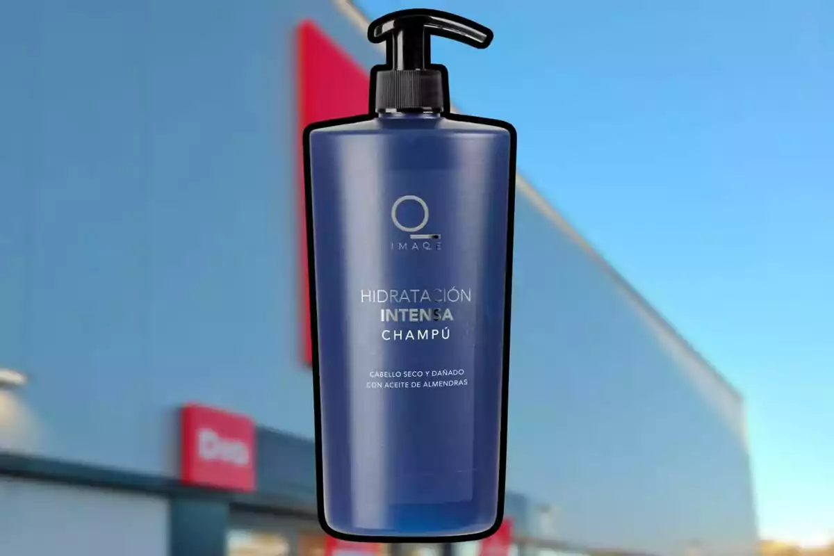 Botella de champú azul con dispensador negro frente a la fachada de una tienda con letrero rojo. Botella de champú azul con dispensador negro frente a la fachada de una tienda con letrero rojo.