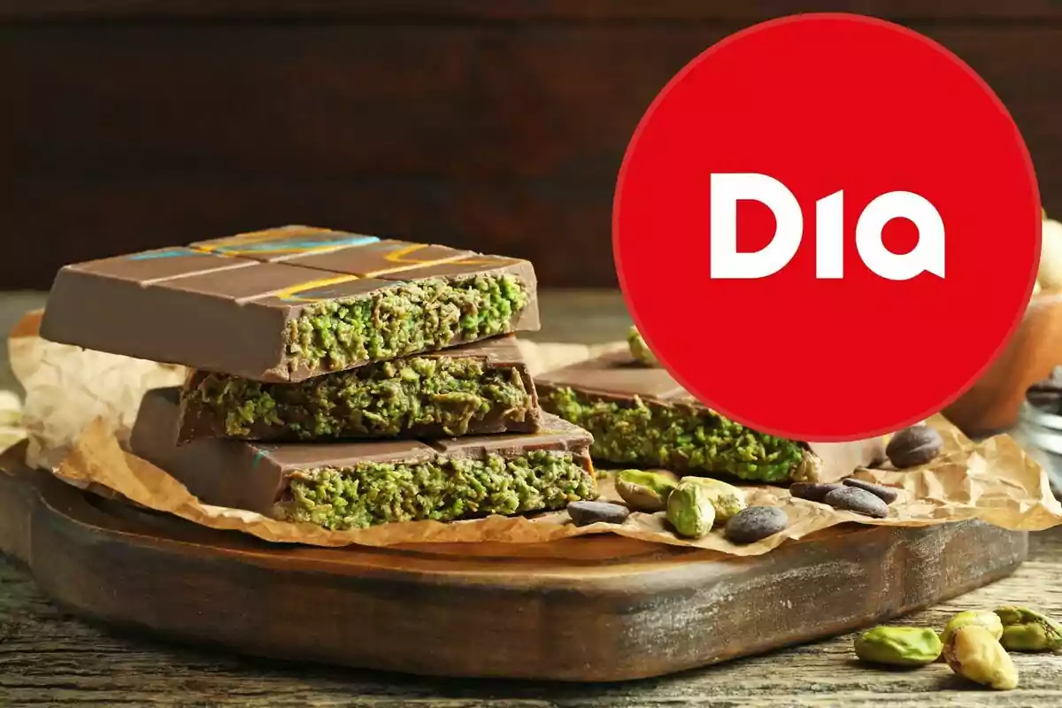 Barra de chocolate con relleno verde y logo rojo de Dia. Barra de chocolate con relleno verde y logo rojo de Dia.