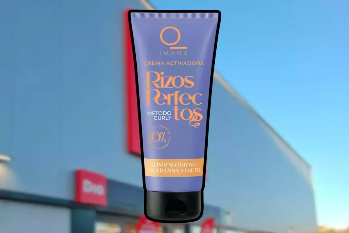 Un tubo de crema activadora para rizos con un fondo de una tienda. Un tubo de crema activadora para rizos con un fondo de una tienda.