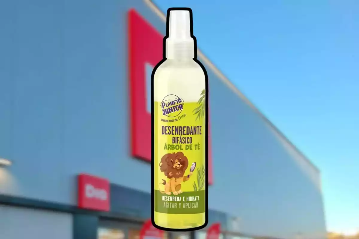 Botella de desenredante bifásico para niños con árbol de té de la marca Planeta Junior con un león dibujado en la etiqueta y fondo de tienda. Botella de desenredante bifásico para niños con árbol de té de la marca Planeta Junior con un león dibujado en la etiqueta y fondo de tienda.