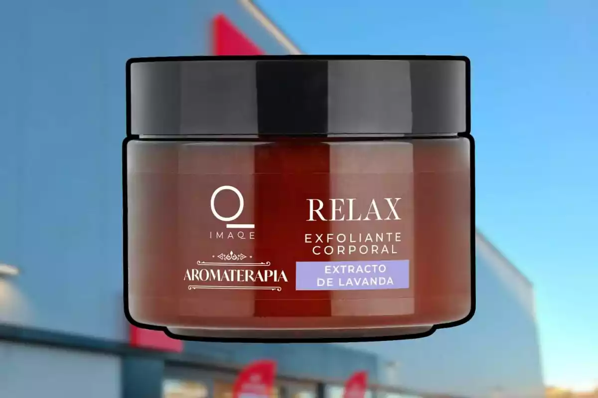 Envase de exfoliante corporal aromaterapia relax con extracto de lavanda sobre un fondo de edificio desenfocado y cielo azul Envase de exfoliante corporal aromaterapia relax con extracto de lavanda sobre un fondo de edificio desenfocado y cielo azul