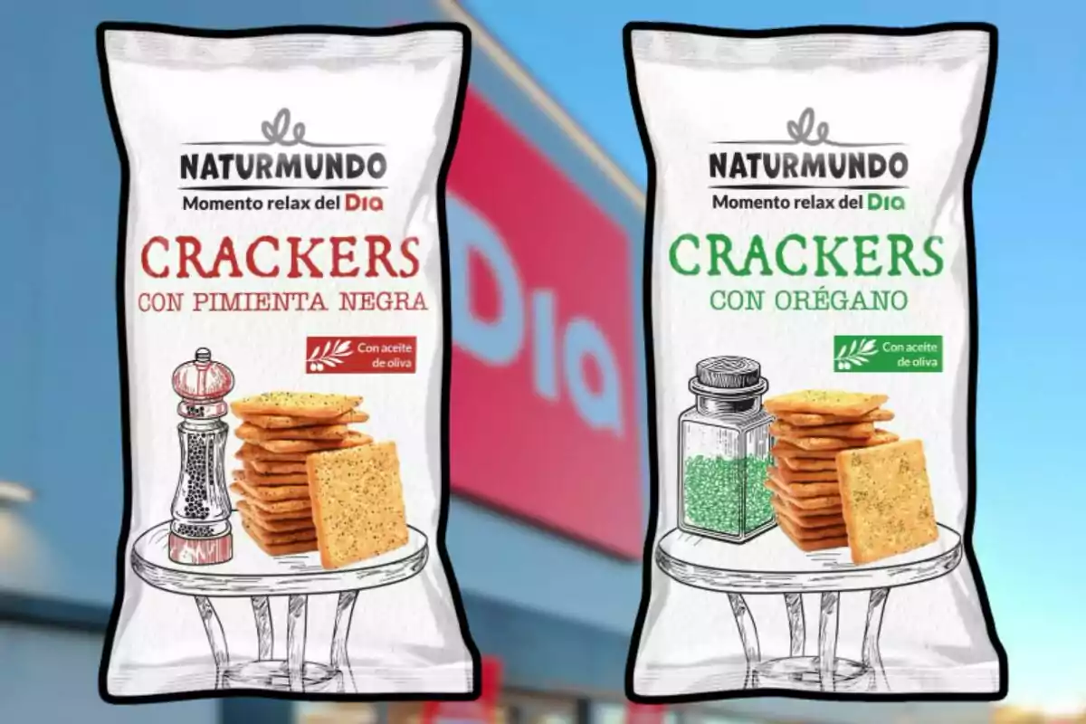 La imagen muestra dos paquetes de galletas saladas de la marca Naturmundo, uno con sabor a pimienta negra y otro con orégano, ambos con aceite de oliva, sobre un fondo que parece ser el exterior de una tienda. La imagen muestra dos paquetes de galletas saladas de la marca Naturmundo, uno con sabor a pimienta negra y otro con orégano, ambos con aceite de oliva, sobre un fondo que parece ser el exterior de una tienda.