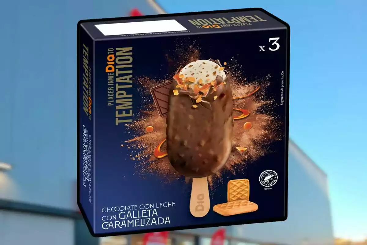 Caja de helados de chocolate con leche y galleta caramelizada de la marca Dia con diseño llamativo y fondo azul Caja de helados de chocolate con leche y galleta caramelizada de la marca Dia con diseño llamativo y fondo azul