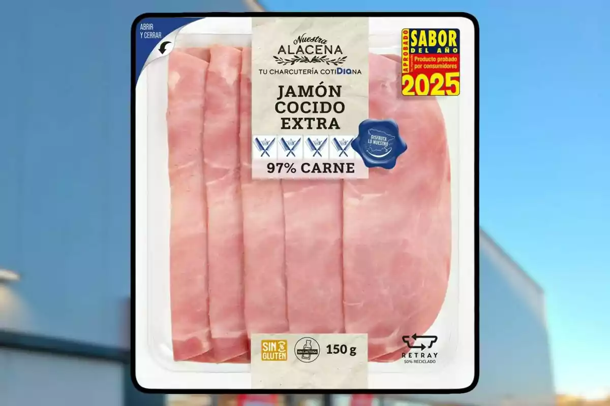 Paquete de jamón cocido extra de la marca Nuestra Alacena con 97% de carne, sin gluten ni lactosa, peso de 150 g, en envase retray 50% reciclado, aprobado como sabor del año 2025. Paquete de jamón cocido extra de la marca Nuestra Alacena con 97% de carne, sin gluten ni lactosa, peso de 150 g, en envase retray 50% reciclado, aprobado como sabor del año 2025.