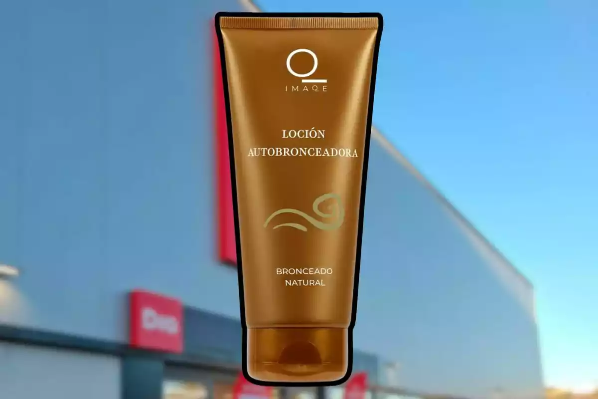 Un tubo de loción autobronceadora de color dorado con un diseño elegante y fondo de cielo azul. Un tubo de loción autobronceadora de color dorado con un diseño elegante y fondo de cielo azul.