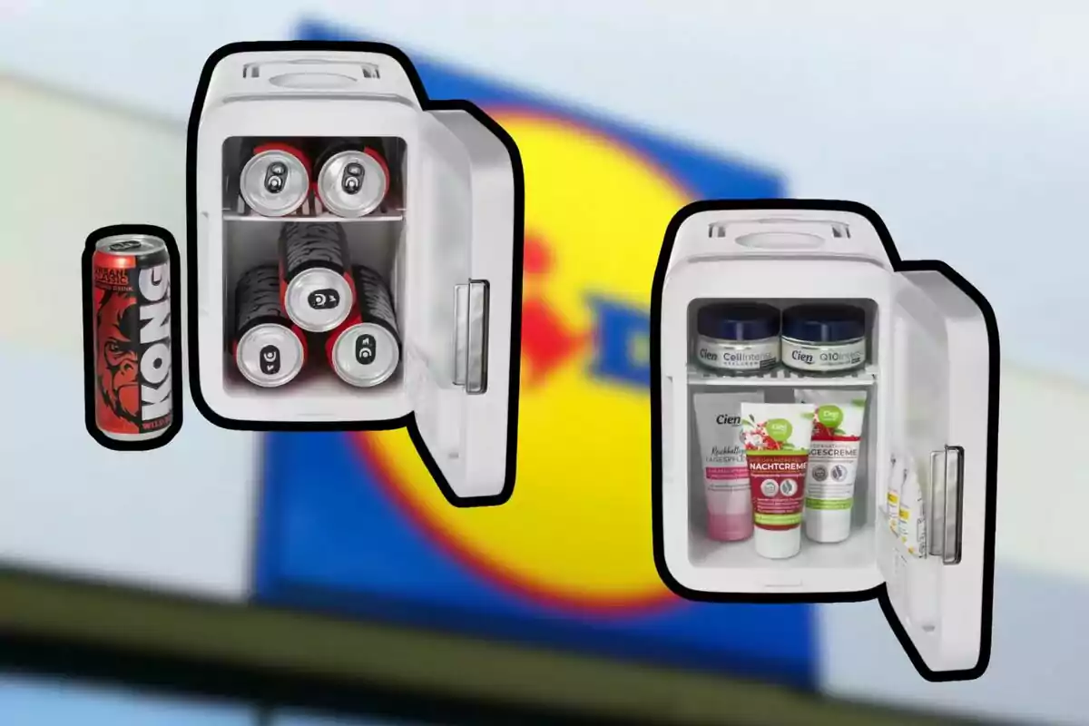 Dos mini refrigeradores blancos, uno con latas de bebida energética y otro con productos de cuidado facial, sobre un fondo desenfocado con el logo de Lidl. Dos mini refrigeradores blancos, uno con latas de bebida energética y otro con productos de cuidado facial, sobre un fondo desenfocado con el logo de Lidl.