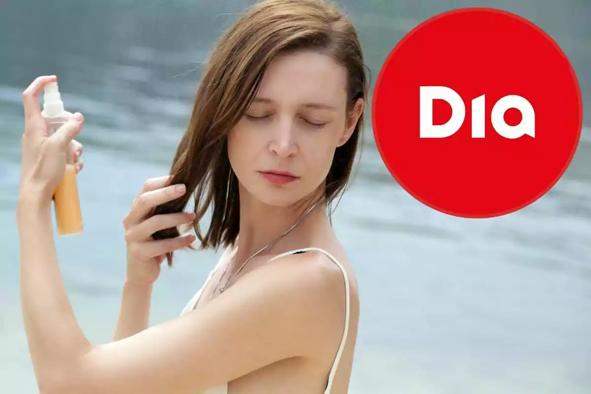 Mujer aplicándose spray en el cabello cerca del agua con el logo de Dia en un círculo rojo Mujer aplicándose spray en el cabello cerca del agua con el logo de Dia en un círculo rojo