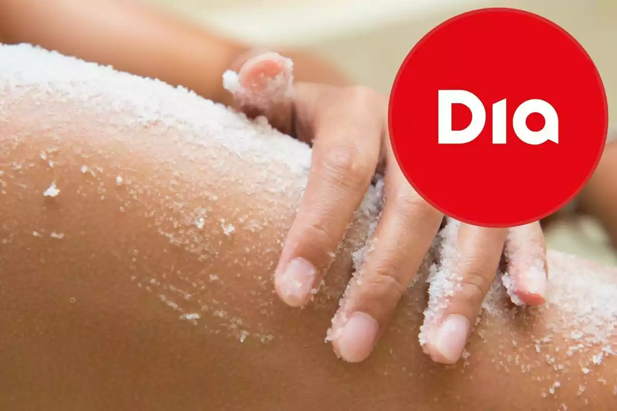 Mano aplicando exfoliante en la pierna con el logo de Dia en la esquina superior derecha Mano aplicando exfoliante en la pierna con el logo de Dia en la esquina superior derecha