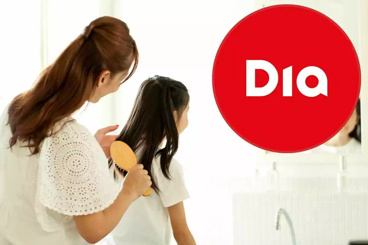 Una mujer cepilla el cabello de una niña en un baño iluminado mientras aparece un círculo rojo con el logo de Dia Una mujer cepilla el cabello de una niña en un baño iluminado mientras aparece un círculo rojo con el logo de Dia