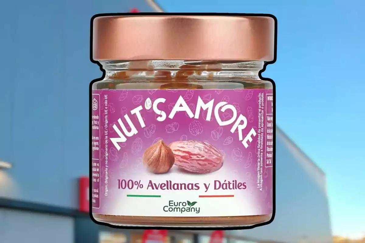 Un frasco de Nut's Amore con avellanas y dátiles al 100% de la marca Euro Company, con tapa dorada y fondo azul. Un frasco de Nut's Amore con avellanas y dátiles al 100% de la marca Euro Company, con tapa dorada y fondo azul.