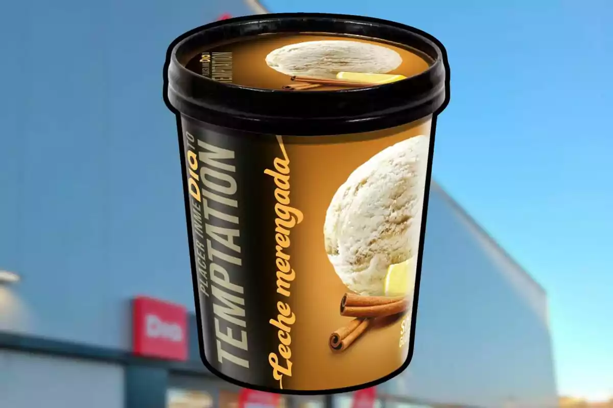 Envase de helado de leche merengada con canela y limón sobre un fondo de cielo azul y edificio. Envase de helado de leche merengada con canela y limón sobre un fondo de cielo azul y edificio.