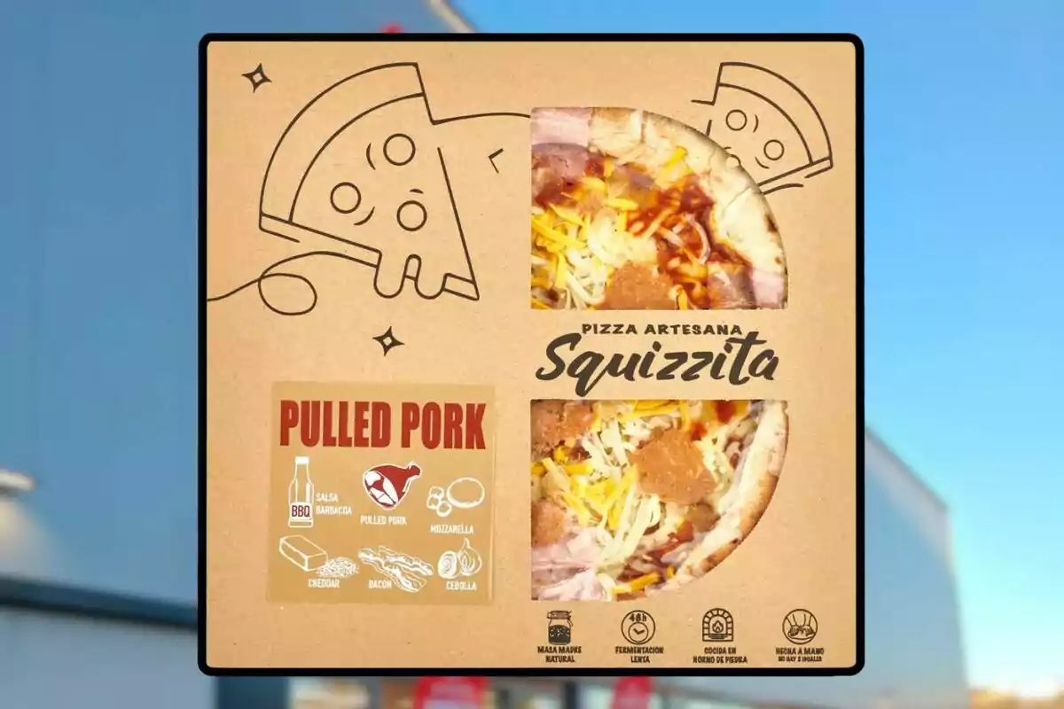 Caja de pizza artesana Squizzita con sabor Pulled Pork, incluye ingredientes como salsa barbacoa, mozzarella, cheddar, bacon y cebolla, con masa madre natural y cocida en horno de piedra. Caja de pizza artesana Squizzita con sabor Pulled Pork, incluye ingredientes como salsa barbacoa, mozzarella, cheddar, bacon y cebolla, con masa madre natural y cocida en horno de piedra.