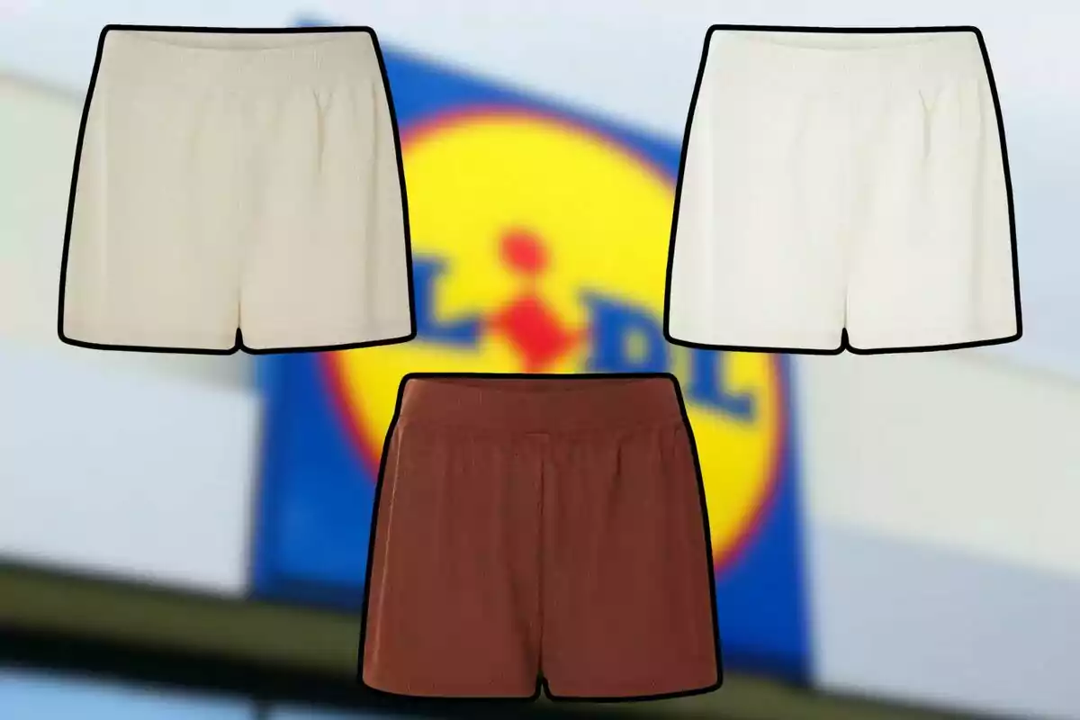 Tres pantalones cortos de diferentes colores sobre un fondo desenfocado con el logotipo de una tienda Lidl. Tres pantalones cortos de diferentes colores sobre un fondo desenfocado con el logotipo de una tienda Lidl.