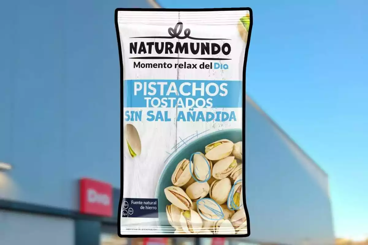 Bolsa de pistachos tostados sin sal añadida de la marca Naturmundo frente a una tienda Dia Bolsa de pistachos tostados sin sal añadida de la marca Naturmundo frente a una tienda Dia