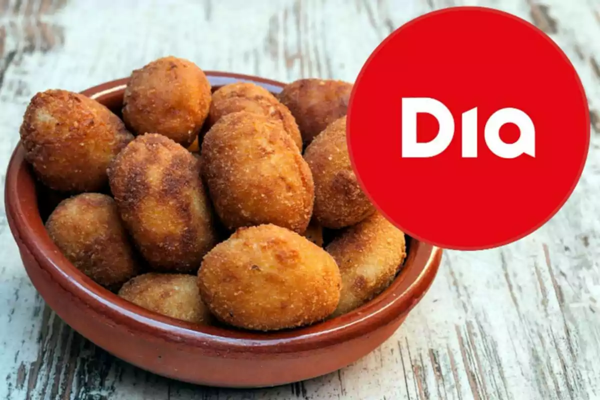 Un plato de croquetas doradas junto a un logotipo rojo con la palabra Un plato de croquetas doradas junto a un logotipo rojo con la palabra