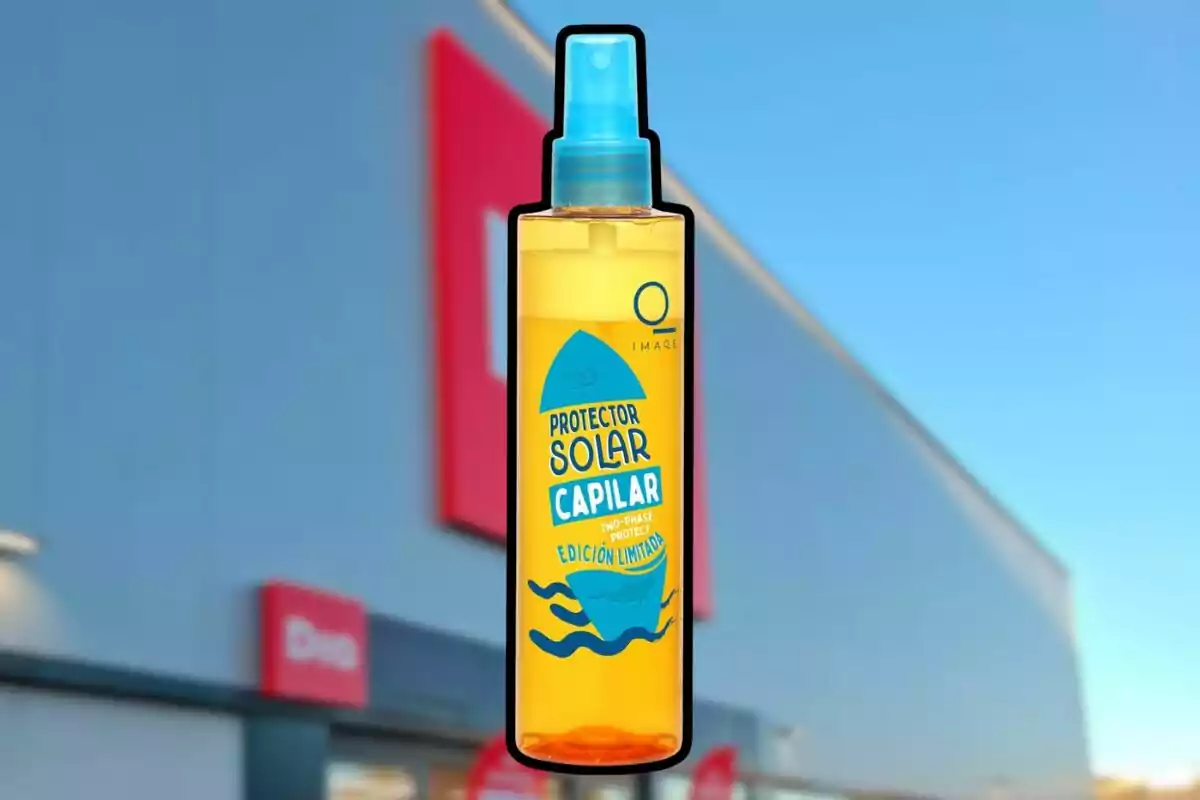 Botella de protector solar capilar en formato spray con fondo de una tienda y cielo azul Botella de protector solar capilar en formato spray con fondo de una tienda y cielo azul