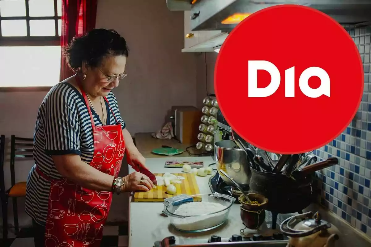 Una persona cocinando en una cocina doméstica con un delantal rojo y un logotipo rojo de Dia en la esquina.