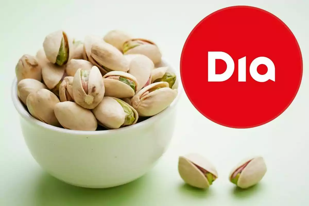 Pistachos en un tazón blanco junto al logo rojo de la tienda Dia Pistachos en un tazón blanco junto al logo rojo de la tienda Dia